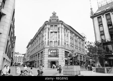 Oslo, Norwegen - Februar 02, 2010: Statue von Christian Krohg auf der Karl Johans Gate. Shopping Mall auf der Fußgängerzone in der Innenstadt. Einkaufszentrum. Touristisches Zentrum. Urlaub und Reisen. Stockfoto