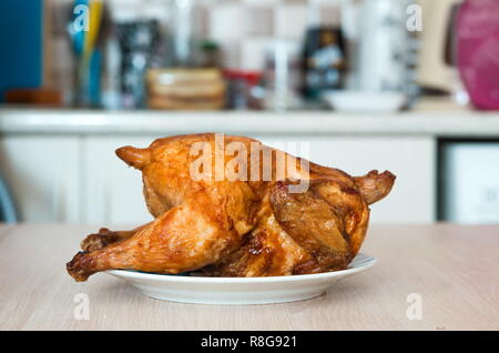 Hähnchen auf der Platte in der Küche Stockfoto