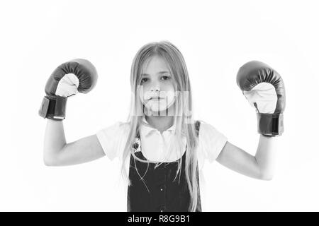 Cute Boxer. Mädchen auf verträumte ruhige Gesicht posiert mit Boxhandschuhen, isolierten weißen Hintergrund. Kid lange Haare träumen stark und unabhängig zu sein. Unabhängigkeit Konzept. Kind Träume Macht und Sieg. Stockfoto