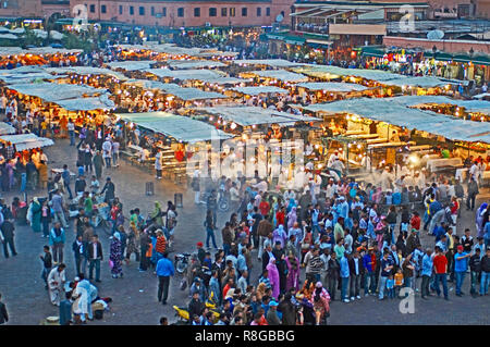 STREET MARKET, JEMAA-EL FNAS, Marrakesch, Marokko. Mai 2011. Medina, Altstadt im Zentrum von Marrakesch in Marokko am frühen Abend mit Massen Stockfoto