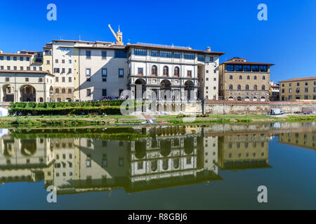 Ufer des Arno, in der Nähe von Ponte Vecchio und die Uffizien in Florenz. Italien Stockfoto