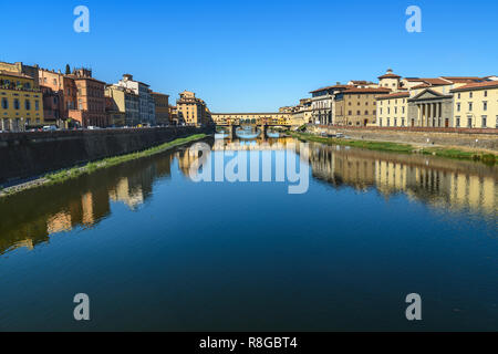 Ponte Vecchio Brücke über den Fluss Arno am sonnigen Tag in Florenz. Italien Stockfoto