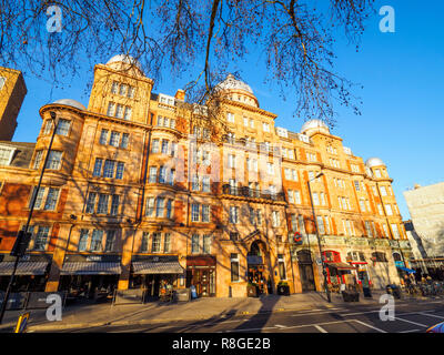 Das Hilton London Hyde Park mit Blick auf den Hyde Park und die Kensington Gardens - London, England Stockfoto