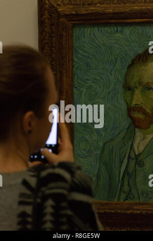 Ein Besucher vor Vincent van Goghs "Portrait de l'artiste" (Porträt des Künstlers), eine der berühmten holländischen Maler autoportraits angezeigt Ich Stockfoto
