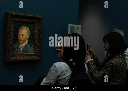 Besucher vor Vincent van Goghs "Portrait de l'artiste" (Porträt des Künstlers), eine der berühmten holländischen Maler autoportraits angezeigt in Stockfoto