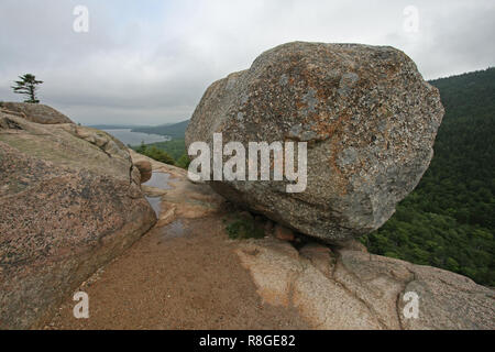 Bubble Rock, ein prekär gehockt Boulder in Acadia National Park, Maine. Stockfoto