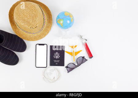 Reise, Reise Urlaub Zubehör für Reise, Tourismus mockup-Outfit von Reisenden auf weißem Hintergrund. Flach und Copyspace. - Bild Stockfoto