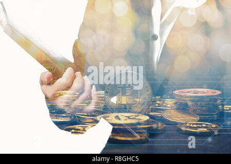 Double Exposure Business woman holding Chart mit wenig Münze Stockfoto