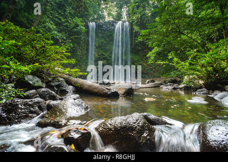 Madai Wasserfall im tropischen Regenwald Dschungel von Borneo Sabah Malaysia. Stockfoto