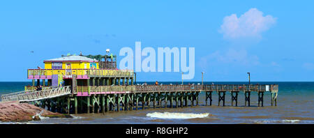 GALVESTON, Texas, USA - Juni 8, 2018: Galveston 61st Street Fishing Pier. Die bunten Pier ist auf Galveston Island entfernt, über dem Golf von Mexiko. Stockfoto