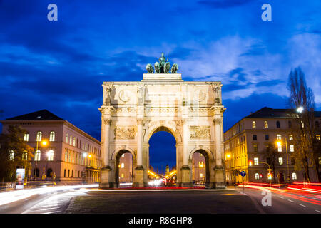 Das siegestor (1852) (Deutsch: Sieg Tor) ist ein drei rundbogigen Triumphbogen in München, Deutschland Stockfoto