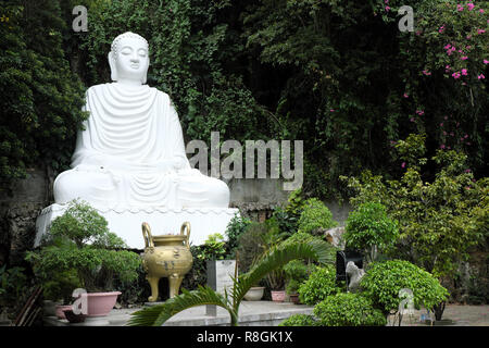 Giant Buddha Statue am Marble Mountain in der Nähe von Da Nang in Vietnam im Jahr 2018 Stockfoto