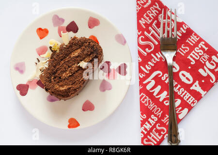 Scheibe M&S Yuletide Log auf Teller mit Gabel auf Weihnachten serviette Serviette - von oben nach unten auf der Suche Stockfoto