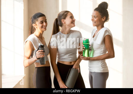 Gerne Freunde sprechen, nachdem Yoga Session im Fitnessstudio Stockfoto