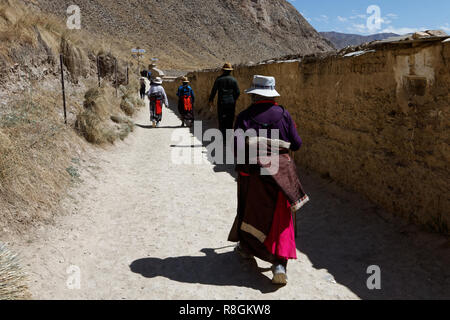 Pilger tun Runden des Klosters Labrang, Gansu, China Stockfoto