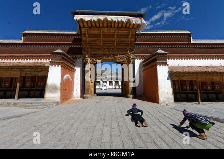 Pilger tun Runden des Klosters Labrang, Gansu, China Stockfoto