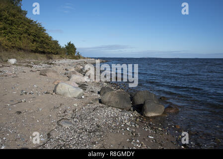 Kies Strand an der Ostküste der Halbinsel Zudar, die den südlichsten Punkt der Insel Rügen. Stockfoto