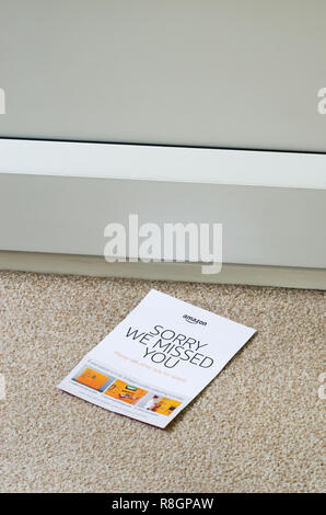Amazon Wir haben Sie vermisst oder sie traurig waren, die Karte durch ein Haus Briefkasten durch ein Amazon Courier, UK geschoben Stockfoto