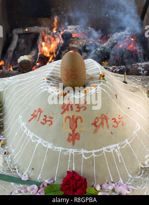 Details der Dhuni nach dem Feuer Zeremonie, während Navratri Festival Stockfoto