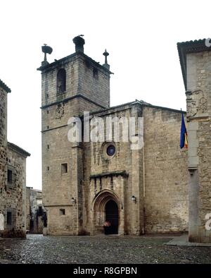 FACHADA DE LA IGLESIA CONCATEDRAL DE SANTA MARIA DE GUADALUPE - PORTADA GOTICA Y TORRE RENACENTISTA - SIGLO XV/XVI. Lage: Catedral. Spanien. Stockfoto