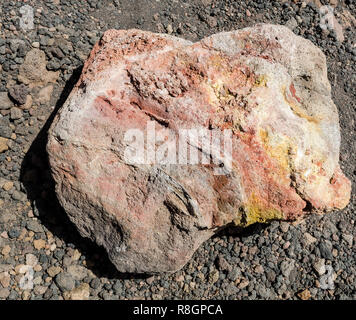 Vulkanischen Stein in verschiedenen Farben. Viele Mineralien in verschiedenen Farben, die den Felsen bilden. Horizontale Ansicht. Als Hintergrund nützlich Stockfoto