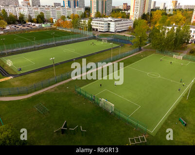 Moskau, Russland - am 29. Oktober. 2018. Stadt Landschaft mit Schule und Fußball Feld in Zelenograd Stockfoto