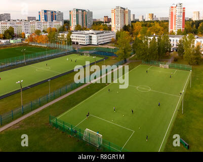 Moskau, Russland - am 29. Oktober. 2018. Stadt Landschaft mit Schule und Fußball Feld in Zelenograd Stockfoto