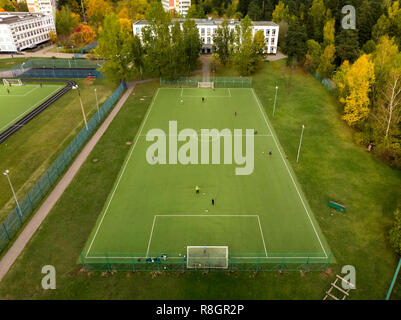 Moskau, Russland - am 29. Oktober. 2018 Landschaft mit Schule und Fußball Feld in Zelenograd Stockfoto