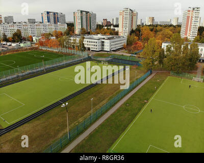 Moskau, Russland - am 29. Oktober. 2018 Landschaft mit Schule und Fußball Feld in Zelenograd Stockfoto