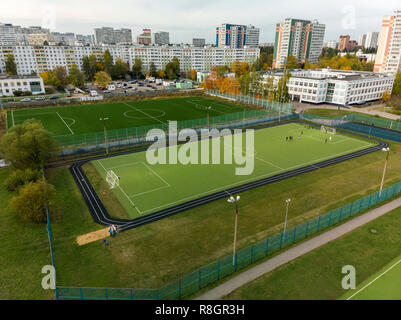 Moskau, Russland - am 29. Oktober. 2018 Landschaft mit Schule und Fußball Feld in Zelenograd Stockfoto