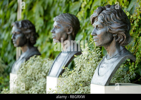 Statuen des britischen Tennis legenden Virginia Wade, Ann Haydon Jones und Angela Mortimer Stockfoto