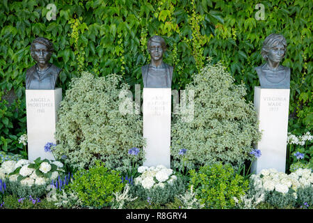 Statuen des britischen Tennis legenden Virginia Wade, Ann Haydon Jones und Angela Mortimer Stockfoto