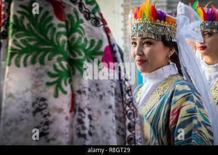 Frau, Volkstänzer, im traditionellen Kostüm, Kleid, Anzug, in Rukhobod Mausoleum, Samarkand, Usbekistan Stockfoto