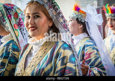 Frau, Volkstänzer, im traditionellen Kostüm, Kleid, Anzug, in Rukhobod Mausoleum, Samarkand, Usbekistan Stockfoto