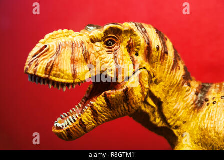 Dinosaurier auf rotem Hintergrund Stockfoto