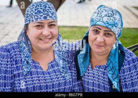 Usbekische Frauen, im traditionellen Kostüm, Kleid, Anzug, Samarkand, Usbekistan Stockfoto