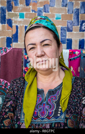 Usbekische Frau, im traditionellen Kostüm, Kleid, Anzug, Samarkand, Usbekistan Stockfoto