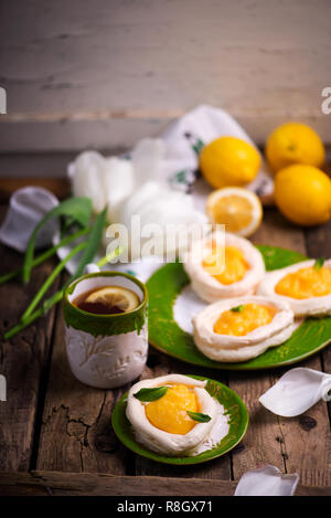 Eiförmige meringue Nester mit Lemon Quark. Traditionelle Ostern Gebäck. selektive Fokus Stockfoto