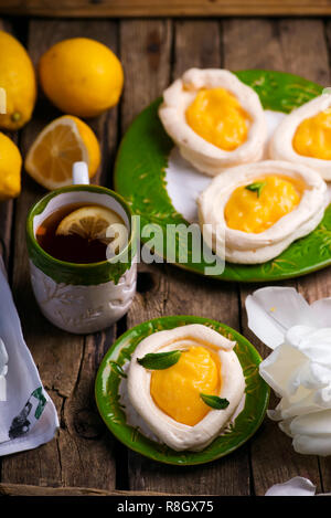 Eiförmige meringue Nester mit Lemon Quark. Traditionelle Ostern Gebäck. selektive Fokus Stockfoto