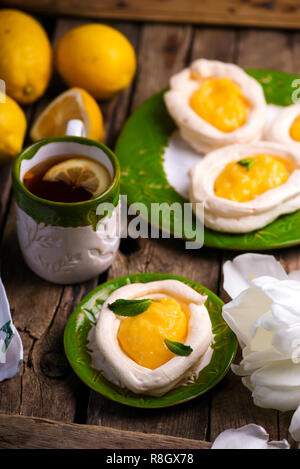 Eiförmige meringue Nester mit Lemon Quark. Traditionelle Ostern Gebäck. selektive Fokus Stockfoto