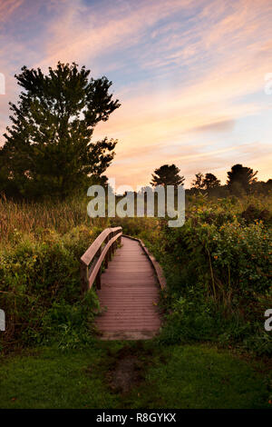 Sonnenuntergang über der Promenade am Fort Pond Brook in Acton, Massachusetts, USA. Stockfoto