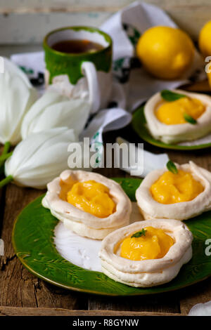 Eiförmige meringue Nester mit Lemon Quark. Traditionelle Ostern Gebäck. selektive Fokus Stockfoto