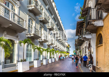 Panama City, Panama - Mar 10 2018 - Touristen und Einheimische zu Fuß durch die alten kolonialen Altstadt von Panama City in einem blauen Himmel Tag in Panama Stockfoto