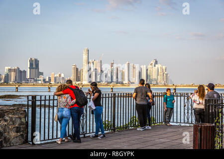 Panama City, Panama - Mar 10 2018 - Touristen und Einheimische, die Bilder von der Skyline von Panama City in einer Outlook in einem späten Nachmittag in Panama Stockfoto