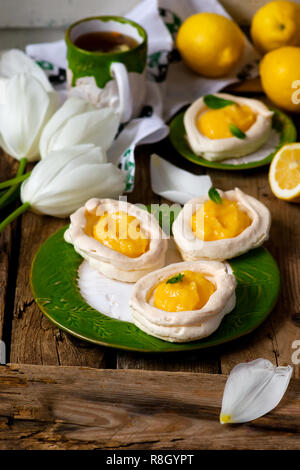 Eiförmige meringue Nester mit Lemon Quark. Traditionelle Ostern Gebäck. selektive Fokus Stockfoto