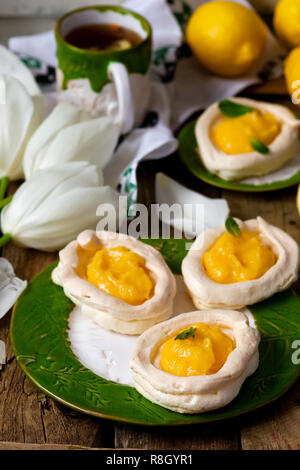 Eiförmige meringue Nester mit Lemon Quark. Traditionelle Ostern Gebäck. selektive Fokus Stockfoto