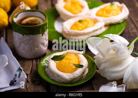 Eiförmige meringue Nester mit Lemon Quark. Traditionelle Ostern Gebäck. selektive Fokus Stockfoto