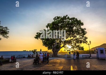 Panama City, Panama - Mar 10 2018 - Touristen und Einheimische genießen Sie einen Sonnenuntergang an der alten Kolonialstadt, die Casco Viejo Nachbarschaft in Panama Stockfoto