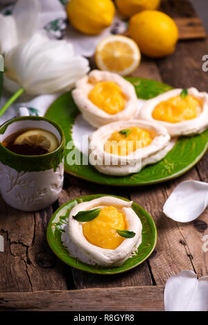 Eiförmige meringue Nester mit Lemon Quark. Traditionelle Ostern Gebäck. selektive Fokus Stockfoto