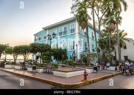 Panama City, Panama - Mar 10 2018 - Touristen und Einheimische genießen ein später Nachmittag in die alte Kolonialstadt, die Casco Viejo Nachbarschaft in Panama Stockfoto